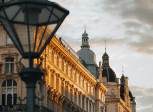 Casal a planear uma viagem romântica e económica